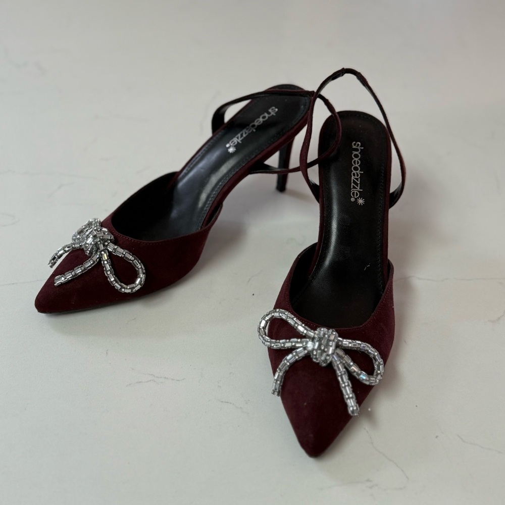 Pointed heeled pumps